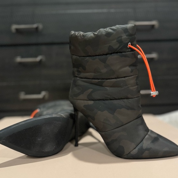 Cloak, Steve Madden, puffer boot camo size 9 - Picture 5 of 5